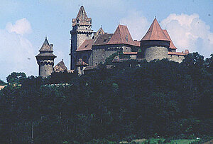 Kreuzenstein, Burg